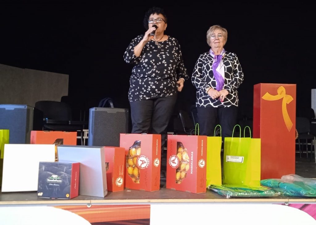 Rosa Suñé (izquierda) y Enrqiueta Morales realizan el sorteo