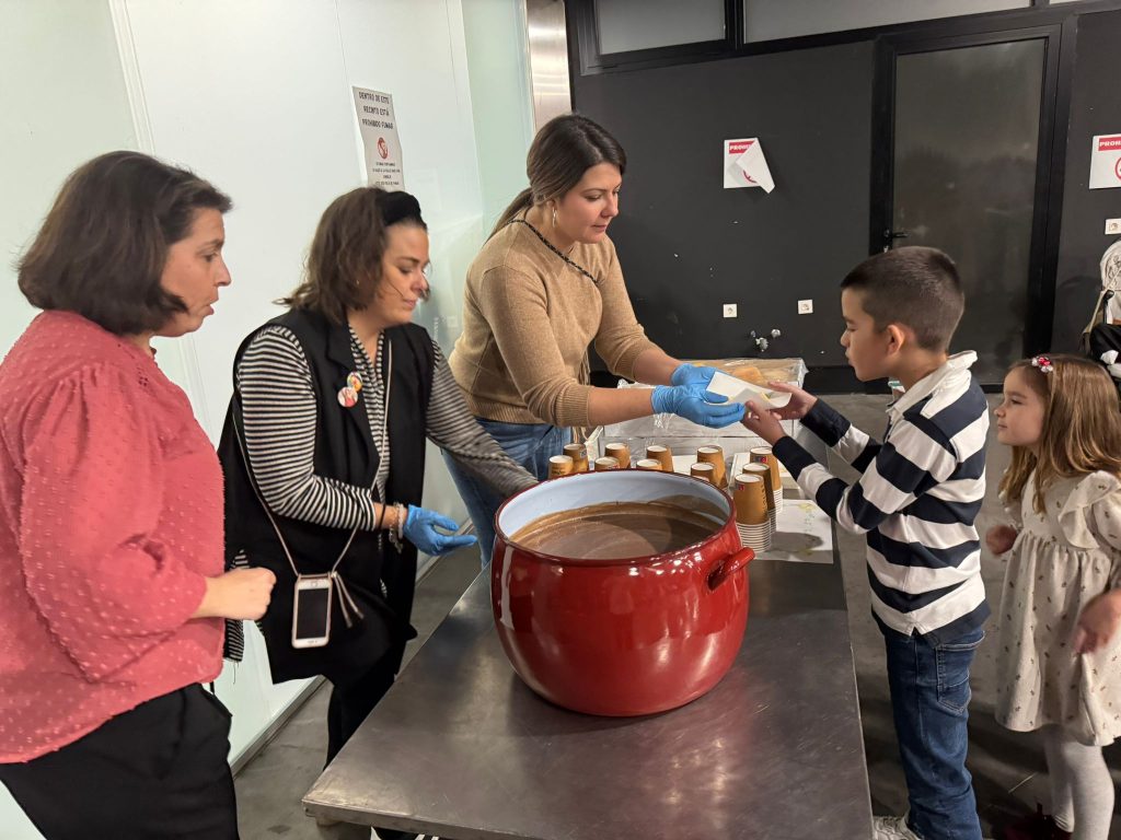 Los participantes disfrutaron de una chocolatada con tortas