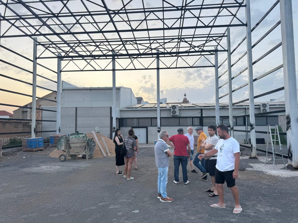 Andrés Cárdenas, junto a vecinos, visita el avance de las obras del nuevo auditorio