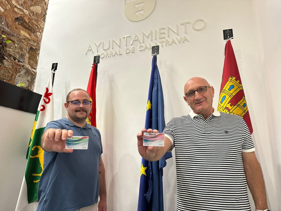 Andrés Cárdenas y Santiago Bastante presentan la Tarjeta Ciuadadana Vive Corral