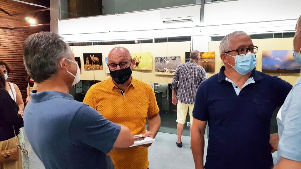 Andrés Cárdenas y J M CAsado departiendo con los visitantes a la exposición