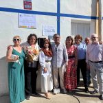 Las autoridades en el exterior del Centro de formación donde se ha instalado el cargador