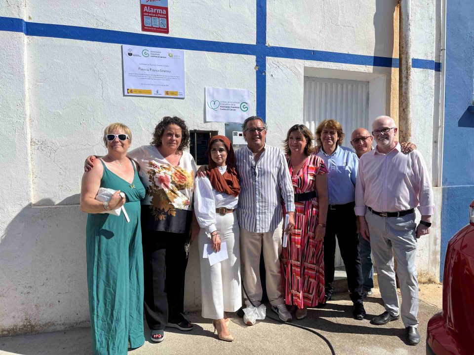 Las autoridades en el exterior del Centro de formación donde se ha instalado el cargador
