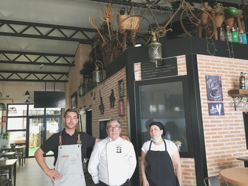 Braulio entre su hijo FErnando y la cocinera Mari Ángeles