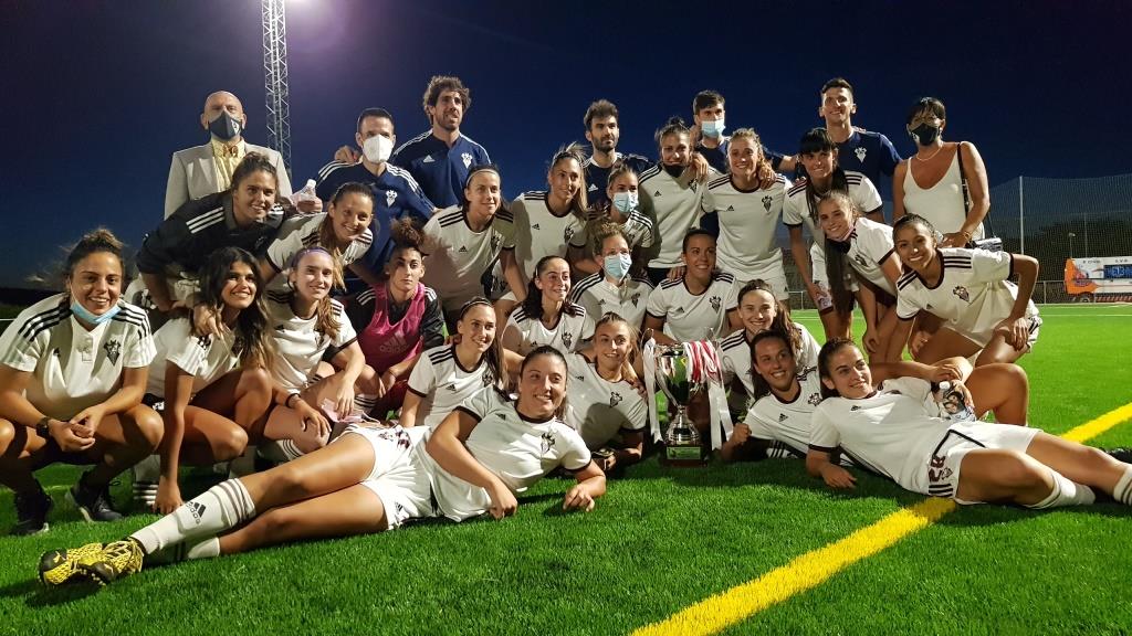 CAmpeonas con el trofeo