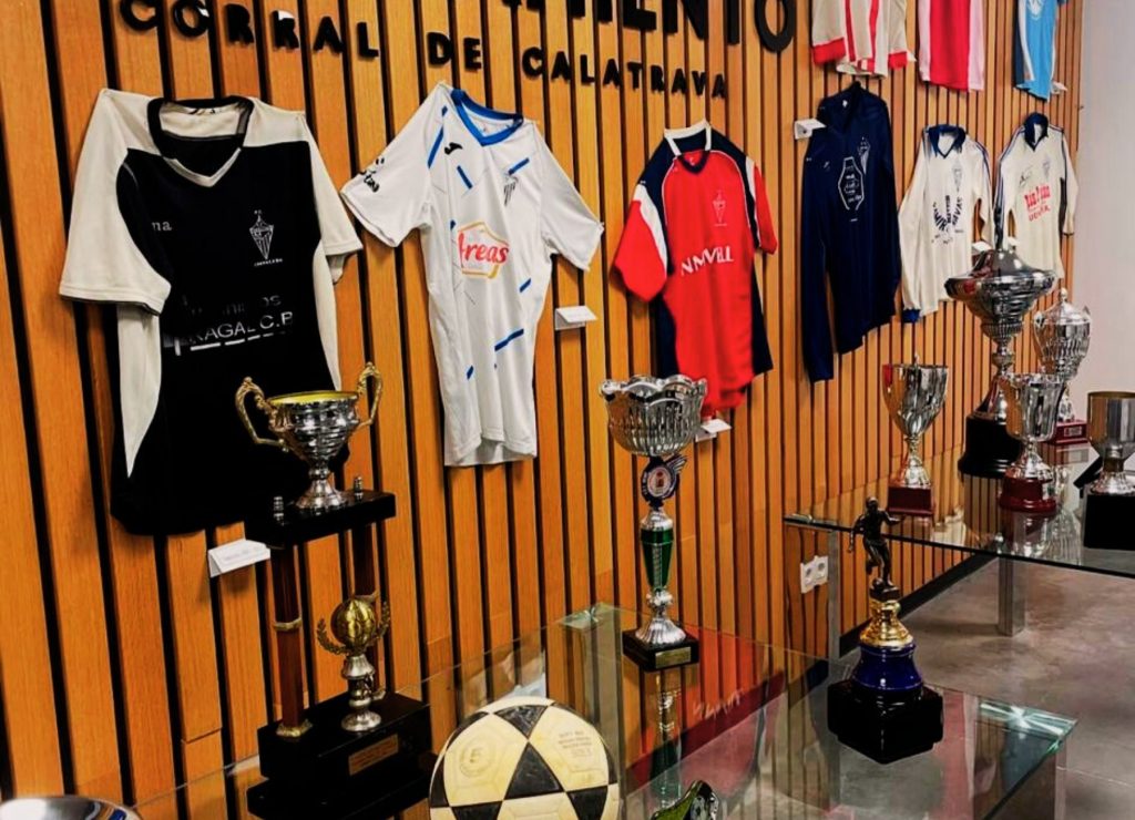 Camisetas, balones y trofeos iluminan la exposición del CF Corraleño