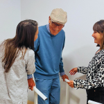 Celia y Mónica trabajan un ejercicio saludable con Pascual Cuadra