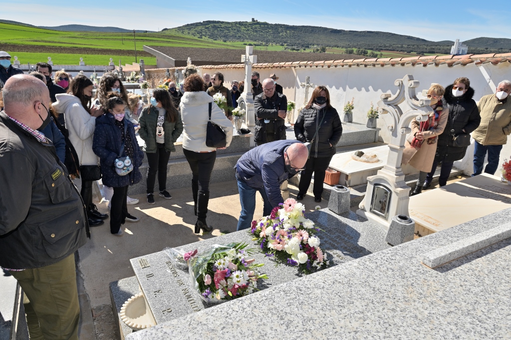 DAri Homenaje ofrenda floral