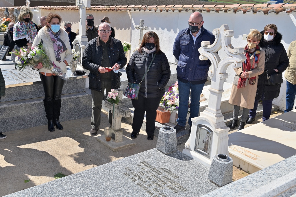 Dari Homenaje en el cementerio