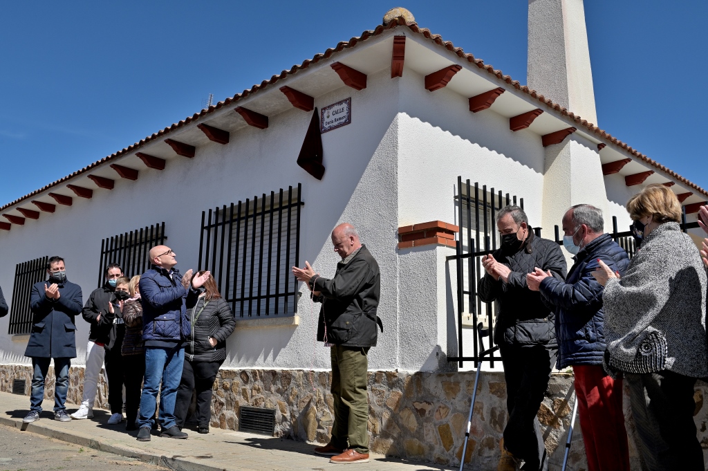 Dari homenaje descubriendo la placa