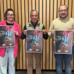 De izquierda a derecha, Nai, Pepe y Santiago presentan el cartel oficial de la Virgen de la Paz 2025 de Corral de Calatrava