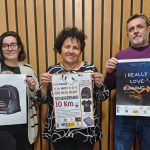 De izquierda a derecha, Nai, Rosa, y José María presentan la Corretrail 2025