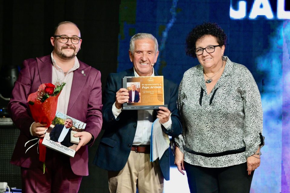 De izquierda a derecha, Santiago Bastante, Pepe Arenas y Rosa Suñé durante la gala inaugural de la Virgen de la Paz