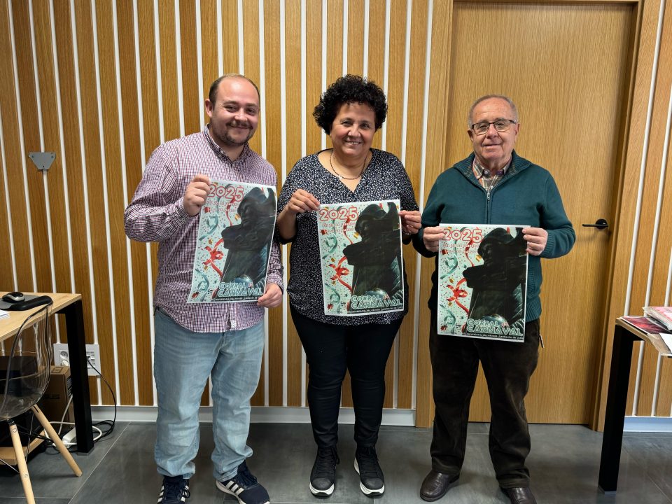 De izquierda a derecha, Santiago Bastante, Rosa Suñé y Paco Novalbos presentan el Carnaval de Corral de Calatrava