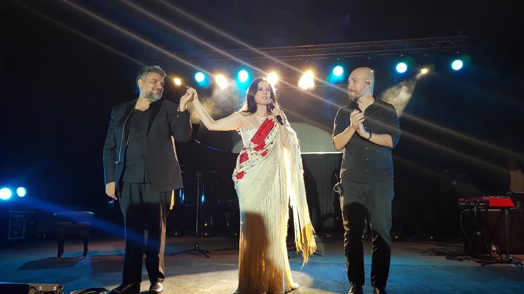 Diana acompañada de sus músicos