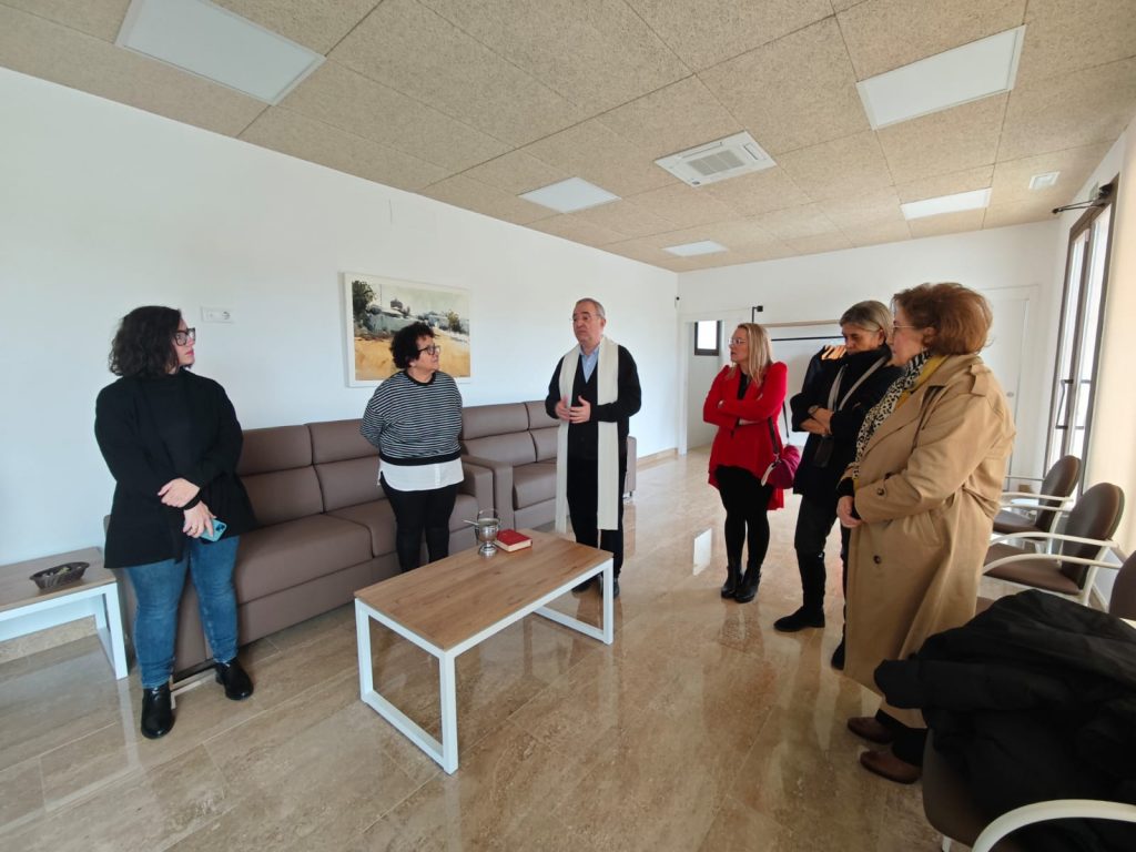 El párroco de la localidad Fernando García-Cano bendice el Velatorio Municipal