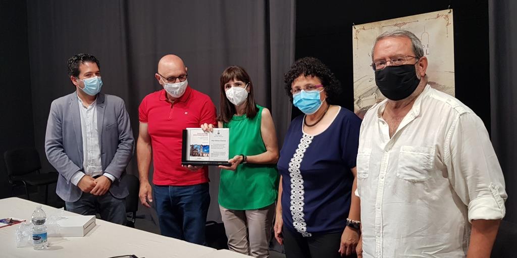 El alcalde entregó una placa de reconocimiento a la autora del libro
