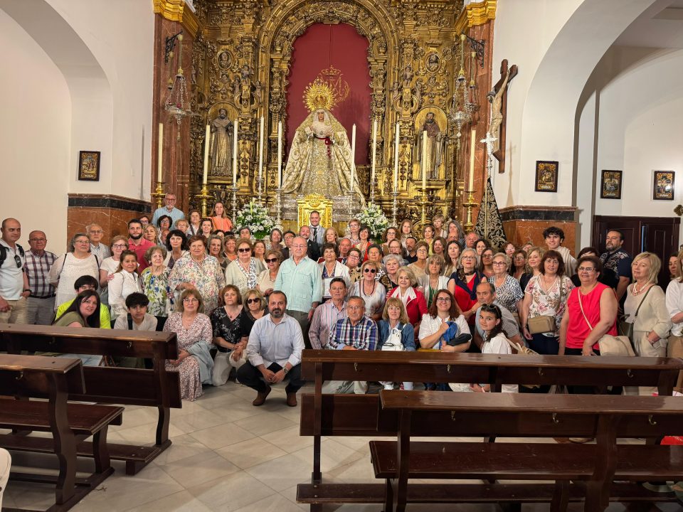 Foto de familia de los participantes en el viaje a Sevilla