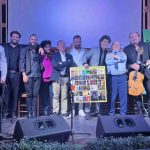 Foto final de homenajeados, ayuntamiento y peña