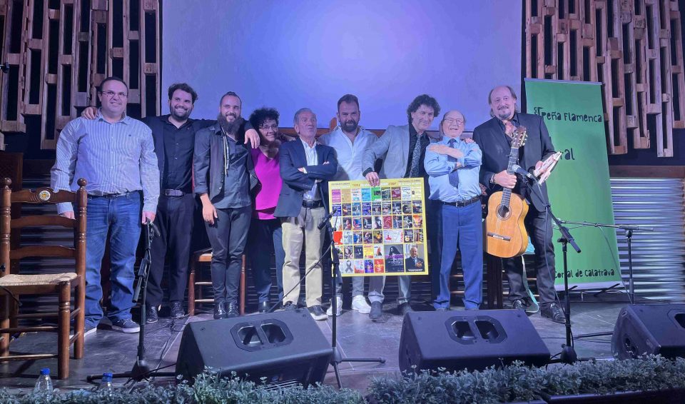 Foto final de homenajeados, ayuntamiento y peña