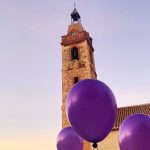 Globos morados iluminan el cielo en Corral de Calatrava