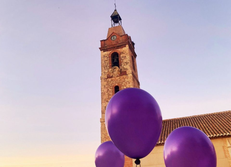 Globos morados iluminan el cielo en Corral de Calatrava