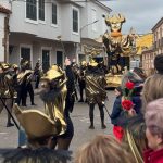 La Peña Mascarada vuelve a llenar de colorido y jolgorio las calles de Corral de Calatrava