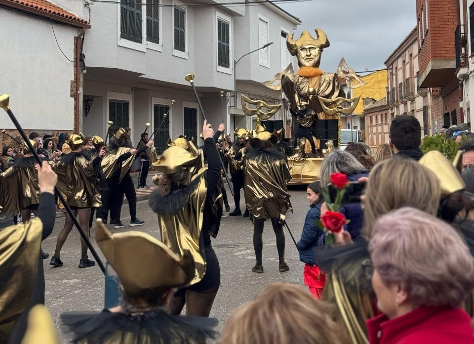 La Peña Mascarada vuelve a llenar de colorido y jolgorio las calles de Corral de Calatrava