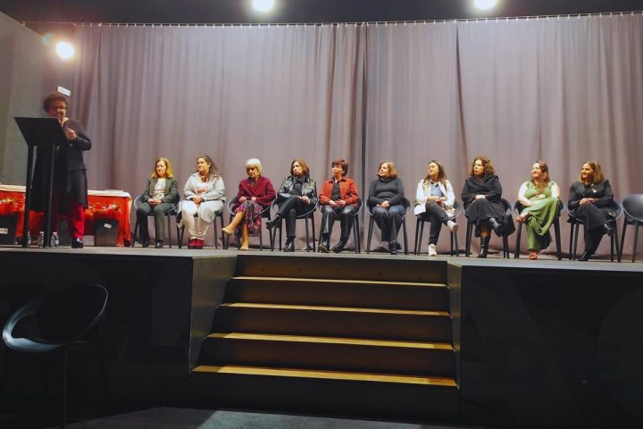 La alcaldesa Rosa Suñé toma la palabra durante el homenaje de la Semana de la Mujer
