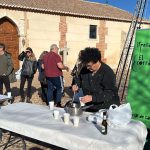 La alcaldesa de Corral de Calatrava, Rosa Suñé, sirve limonada durante la II Zambomba Flamenca
