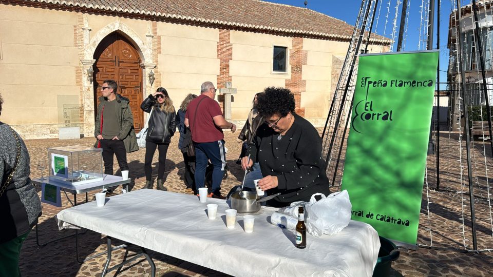 La alcaldesa de Corral de Calatrava, Rosa Suñé, sirve limonada durante la II Zambomba Flamenca