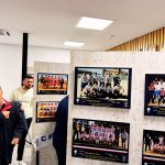La exposición del CF Corraleño contempla fotografías, camisetas y trofeos