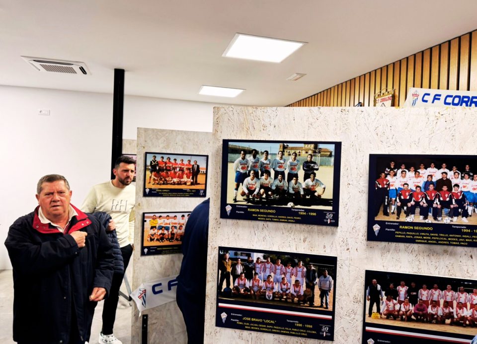 La exposición del CF Corraleño contempla fotografías, camisetas y trofeos