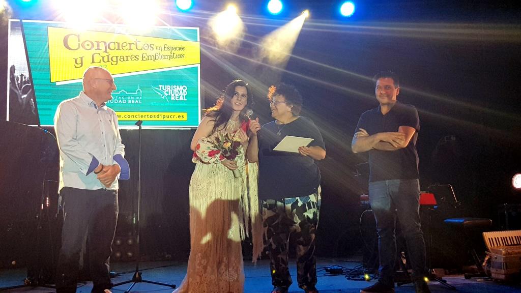 La concejal de cultura el alcalde y el diputado provincial le hicieron entrega de un obsequio de recuerdo a la cantante
