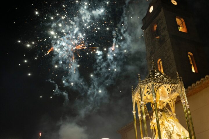 Los cohetes iluminan el cielo en honor a la Virgen de la Paz
