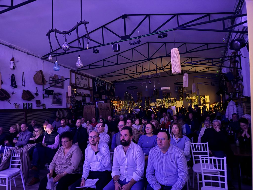 Más de un centenar de espectadores disfrutan de una velada única en el Gastrobar El Corralón