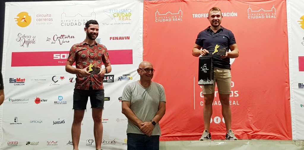 Primer y segundo ganador local con el alcalde
