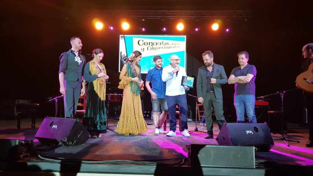 Quintin Zamora recibió una placa de recuerdo del concierto en Corral