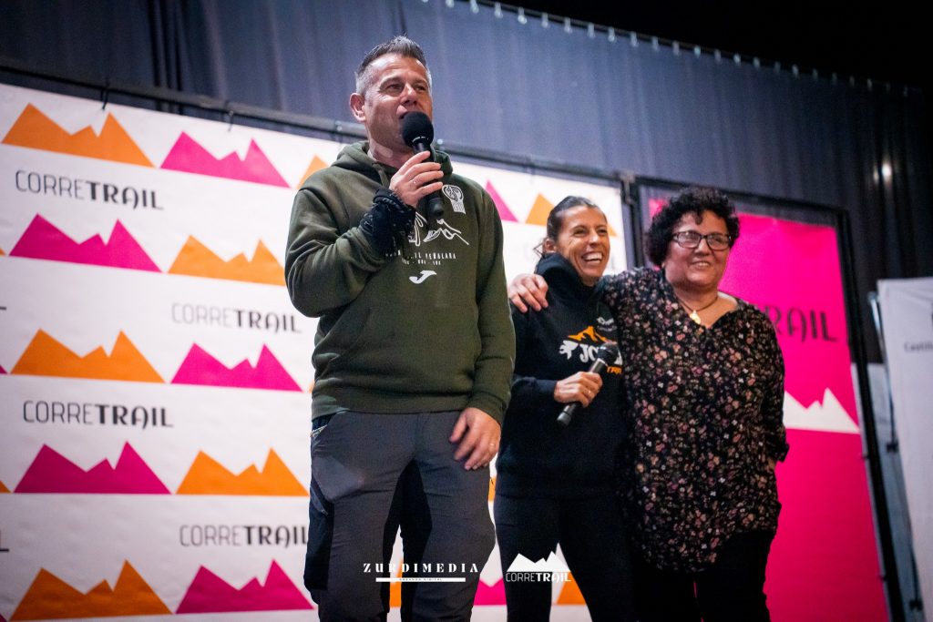 Rosa Suñé y Gemma Arenas se abrazan en el escenario