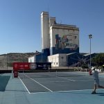 Un jugador intenta devolver la pelota