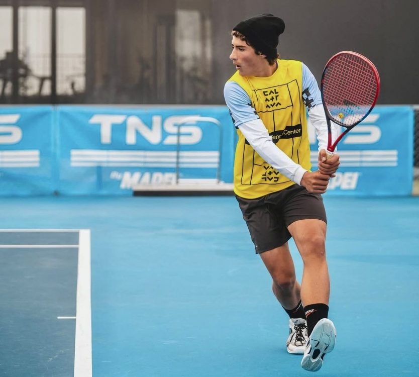 Un jugador practica en las instalaciones de Calatrava Tennis Center